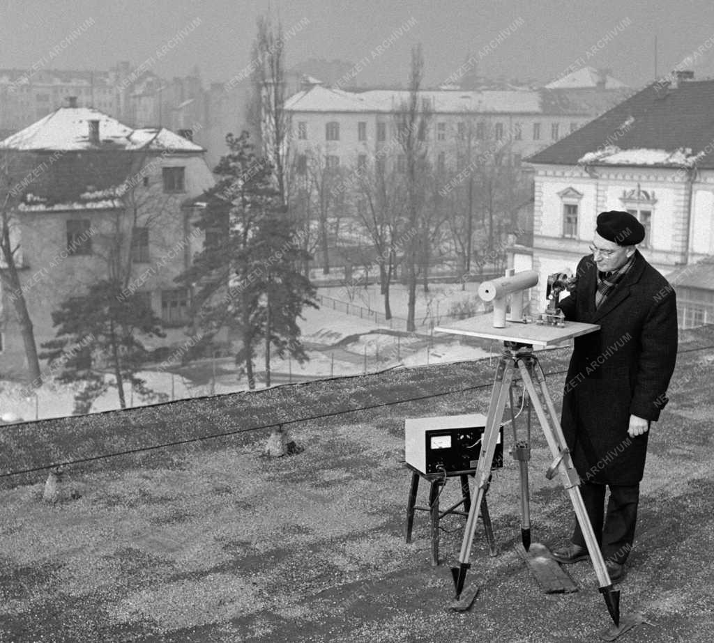 Ipar - Tudomány - Hélium-neon gázlézer kisérlet a MOM laboratóriumában