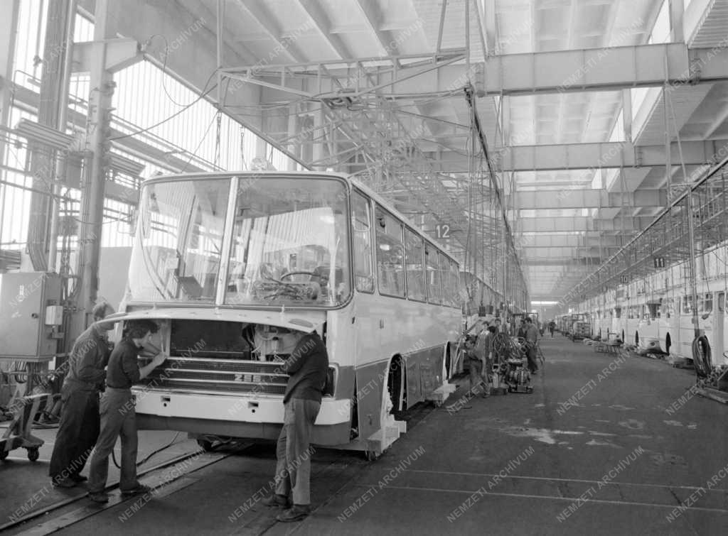 Ipar - Kommunista szombat az Ikarus gyárban