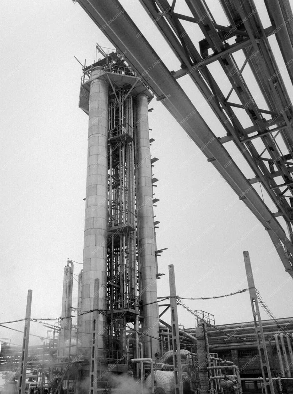 Vegyipar - A Borsodi Vegyi Kombinát kaprolaktám-üzeme