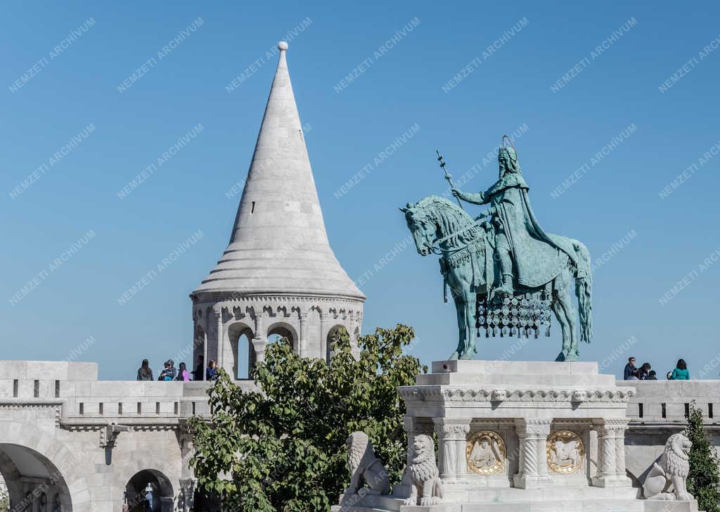 Szent István király lovasszobra