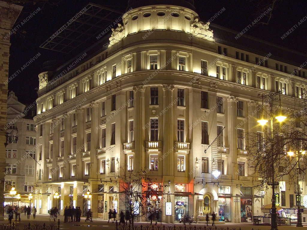 Budapest - Százéves áruház a Váci utcában