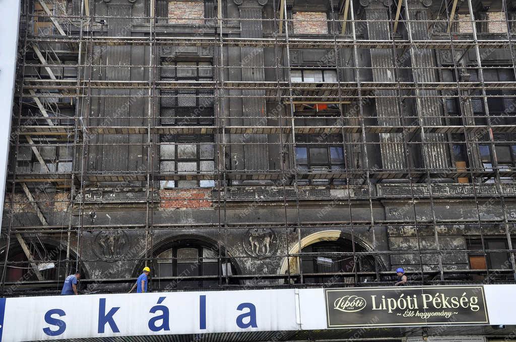 Városkép - Budapest - Megújul a Corvin áruház homlokzata