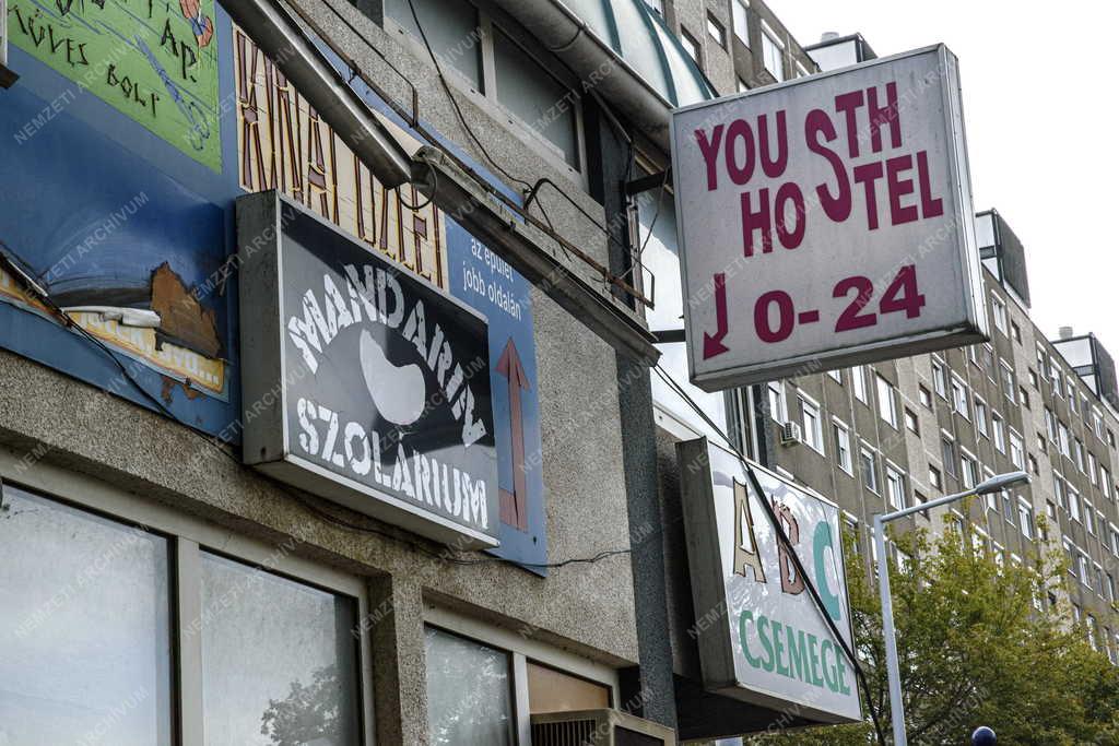 Kereskedelem - Budapest - Cégtáblák Újpalotán