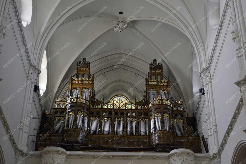 Egyházi épület - A kőbányai Szent László plébániatemplom