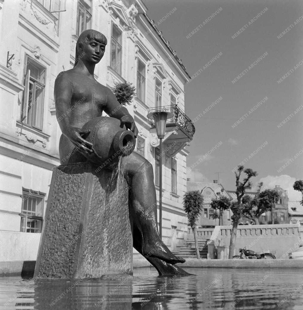 Városkép - Veszprém - Korsós lány szobra