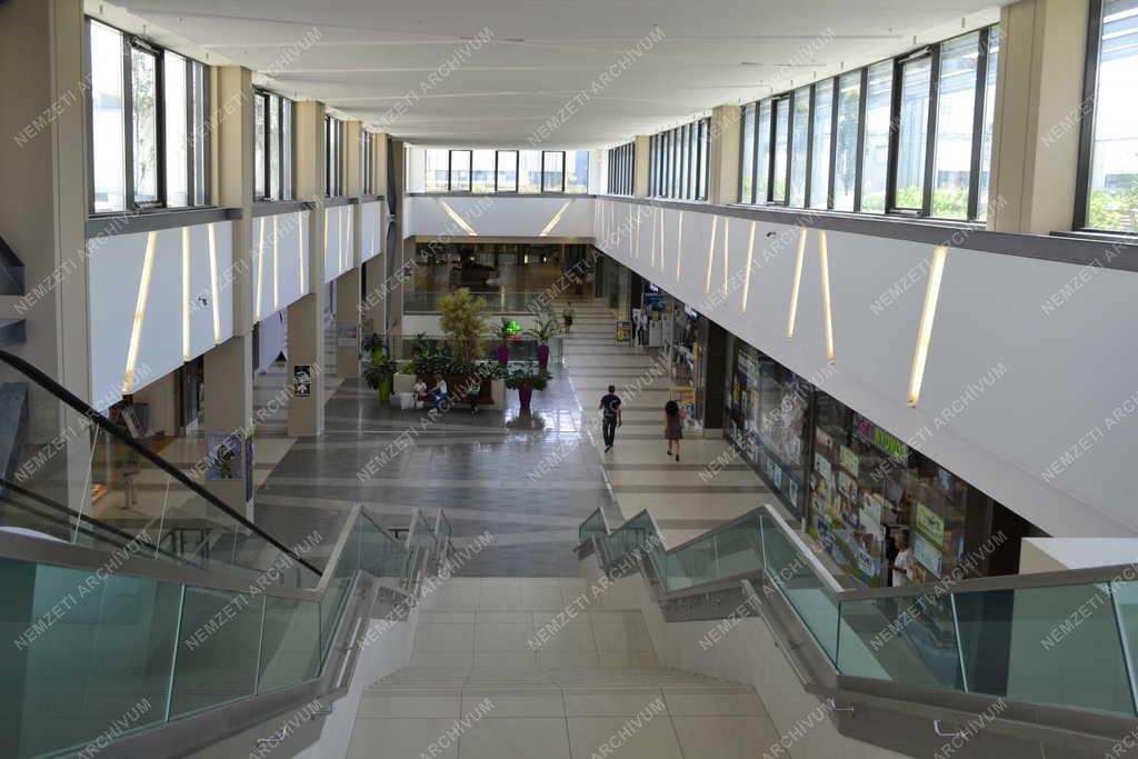 Kereskedelem - Budapest - A KöKi Terminál bevásárlóközpont