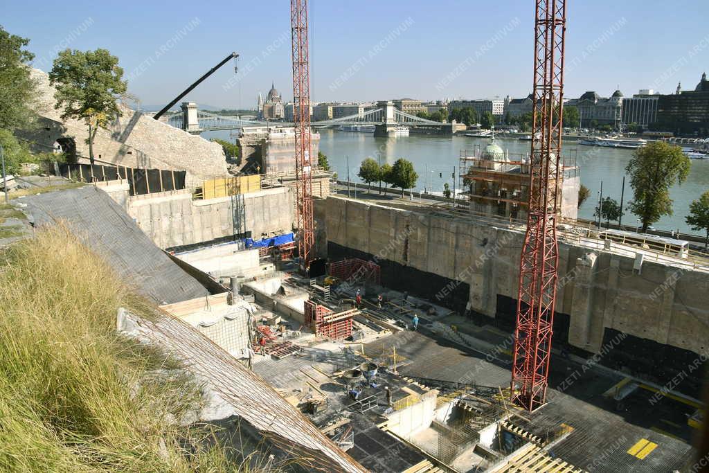Műemlék - Budapest - Megkezdték a Várbazár felújítását