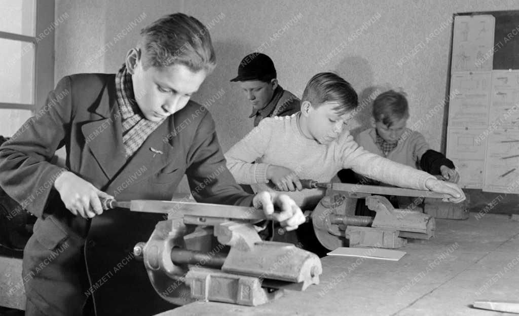Oktatás - Úttörő-technikai állomás