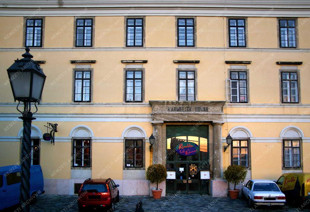 Épület - Budapest - A Karmelita Udvar