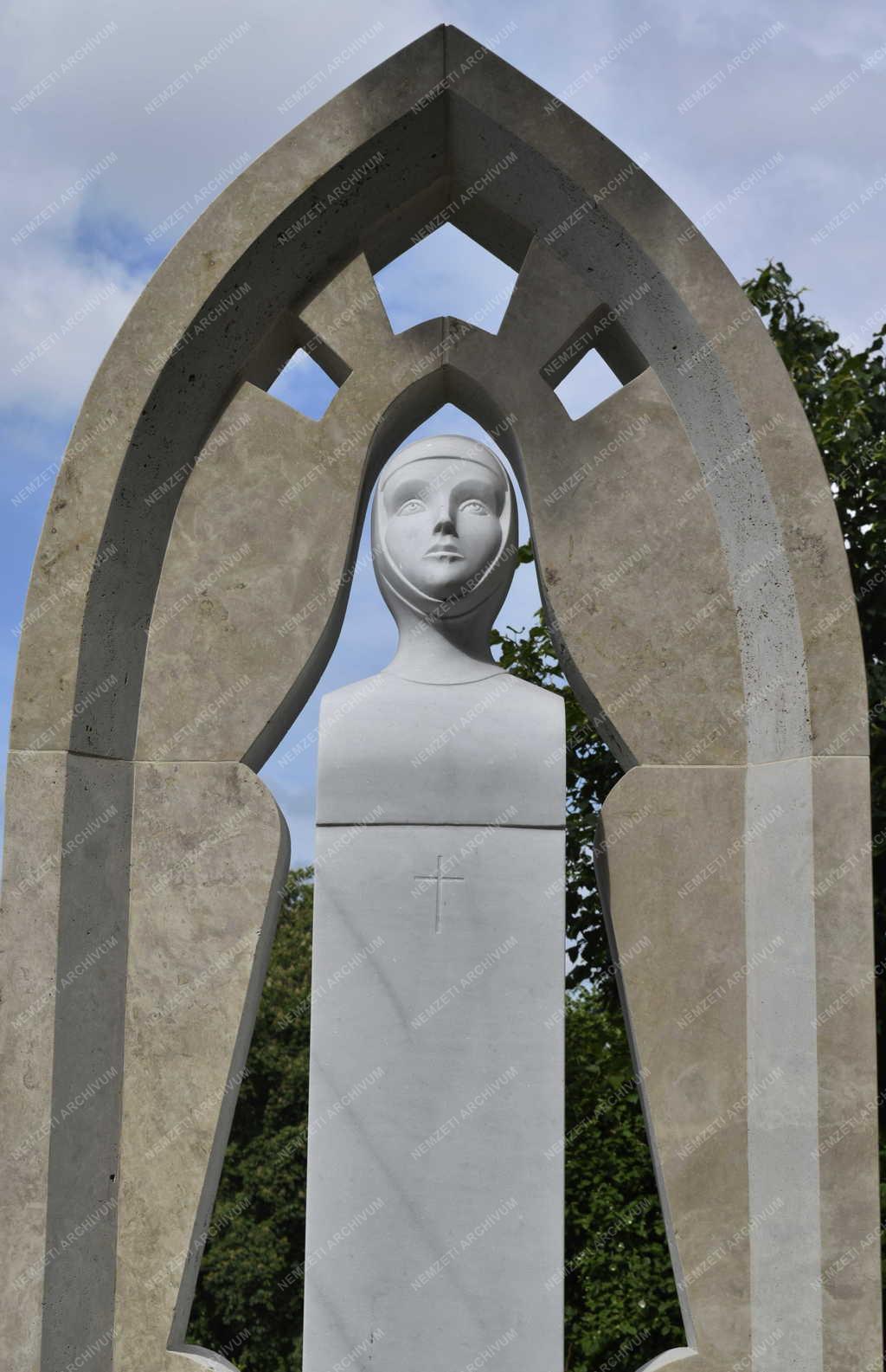 Városkép - Győr - Szent Margit fohásza Magyarországért szobor