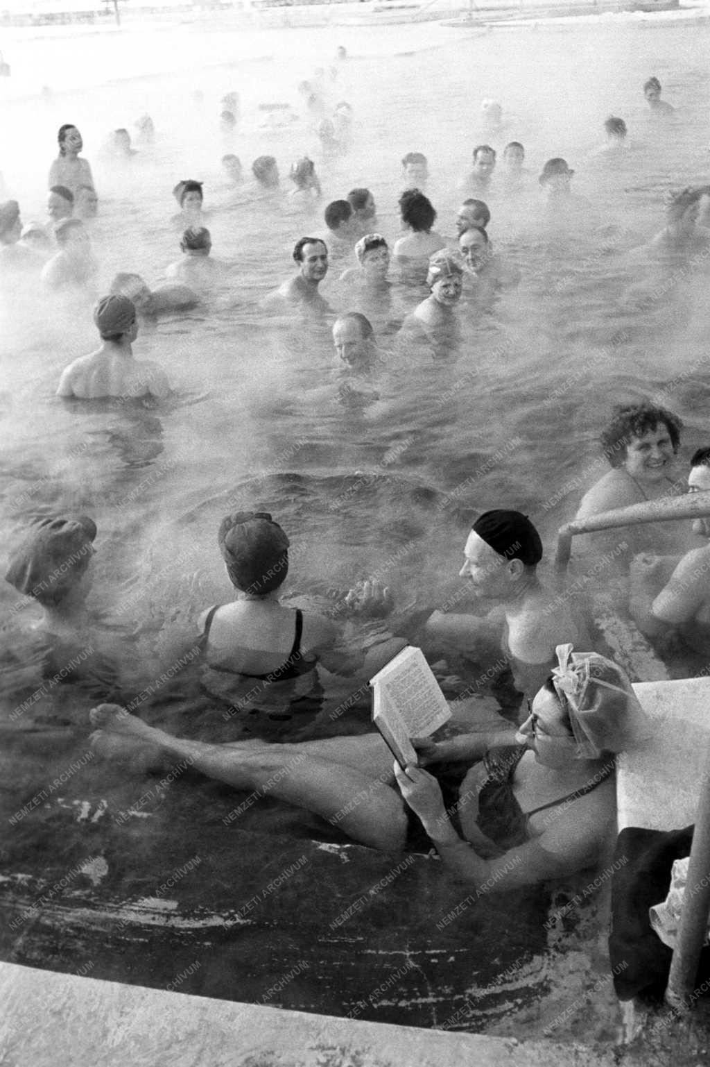 Szabadidő - Téli fürdő a Szabadság strandon