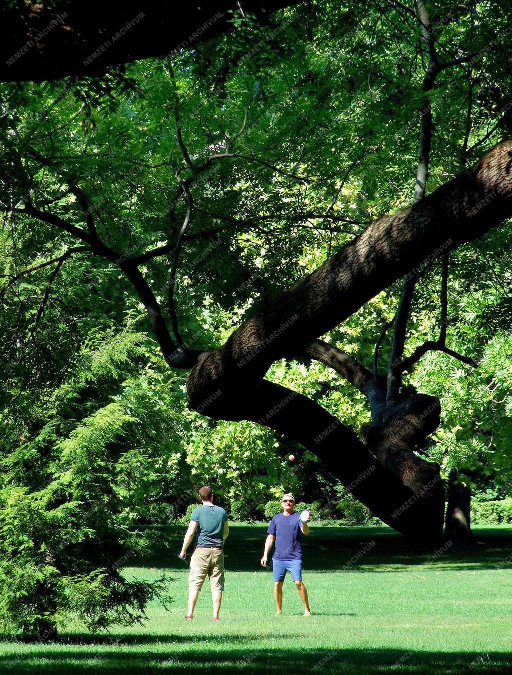 Szabadidő - Budapest - Pihenő fővárosiak a Margitszigeten