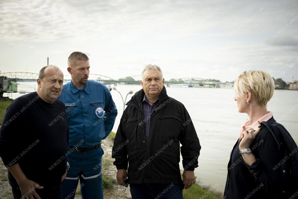 Árvíz - Orbán Viktor ellenőrzést tartott Neszmélyben és Komáromban
