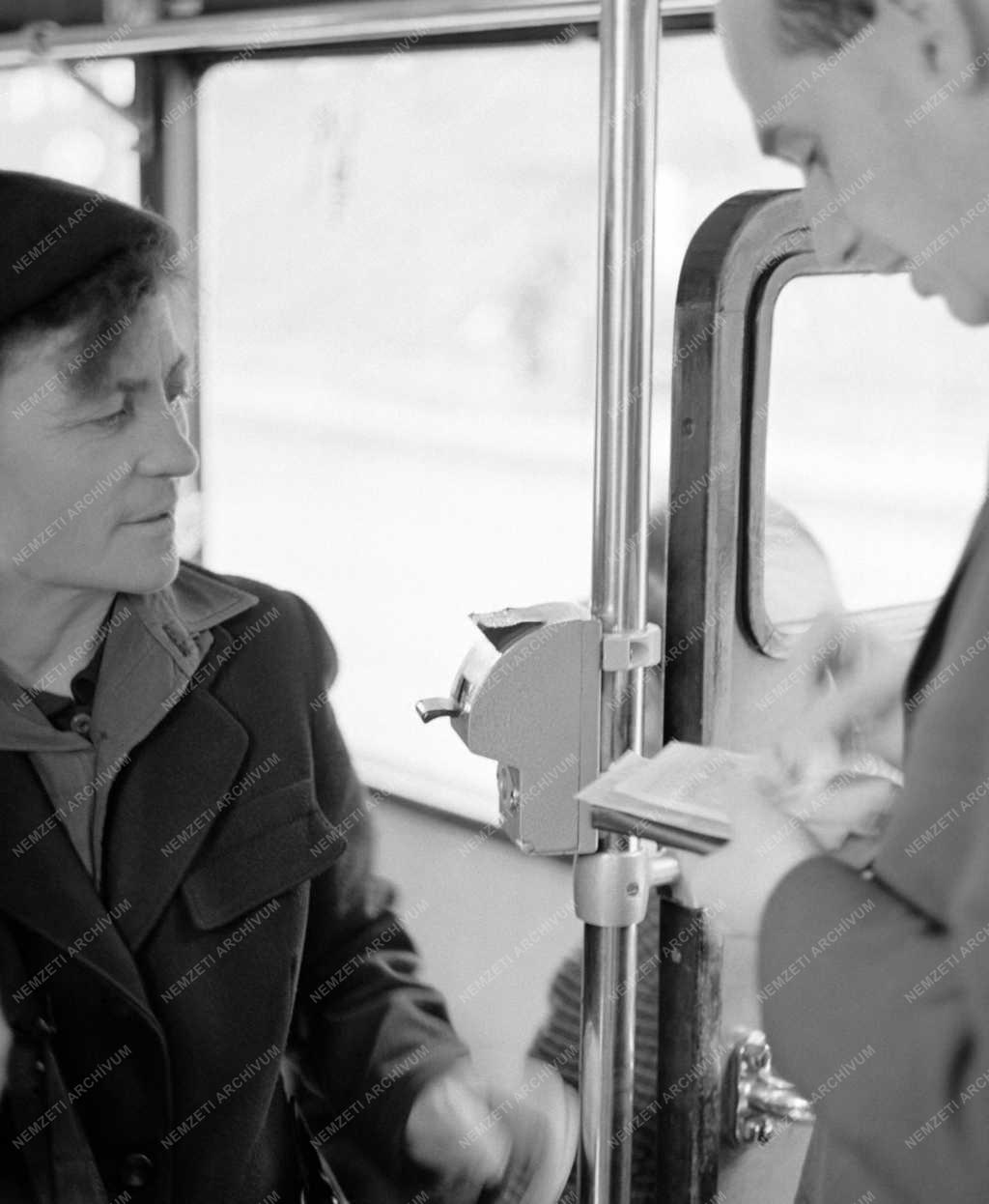 Közlekedés - Jegy nélkül utazó a villamoson