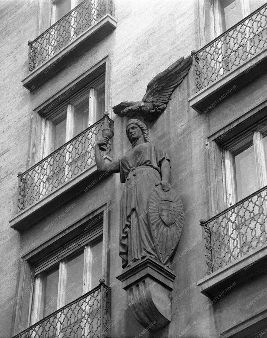Városkép - Budapest - Épületszobor