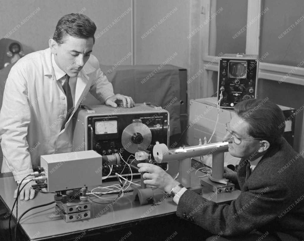 Ipar - Tudomány - Hélium-neon gázlézer kisérlet a MOM laboratóriumában