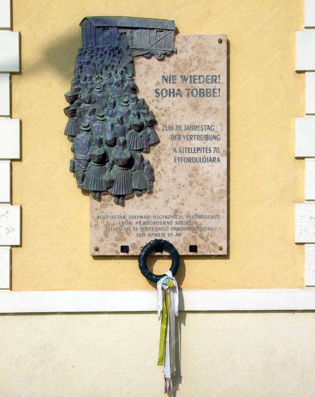 Emlékhely - Solymár - Emléktábla a vasútállomás falán