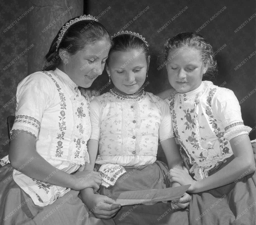 Kultúra - Folklór - Püspökhatvani énekesleányok Strazsnicén