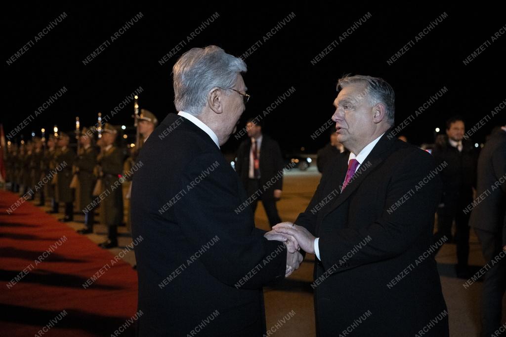 Orbán Viktor búcsúztatta az elutazó kazah elnököt