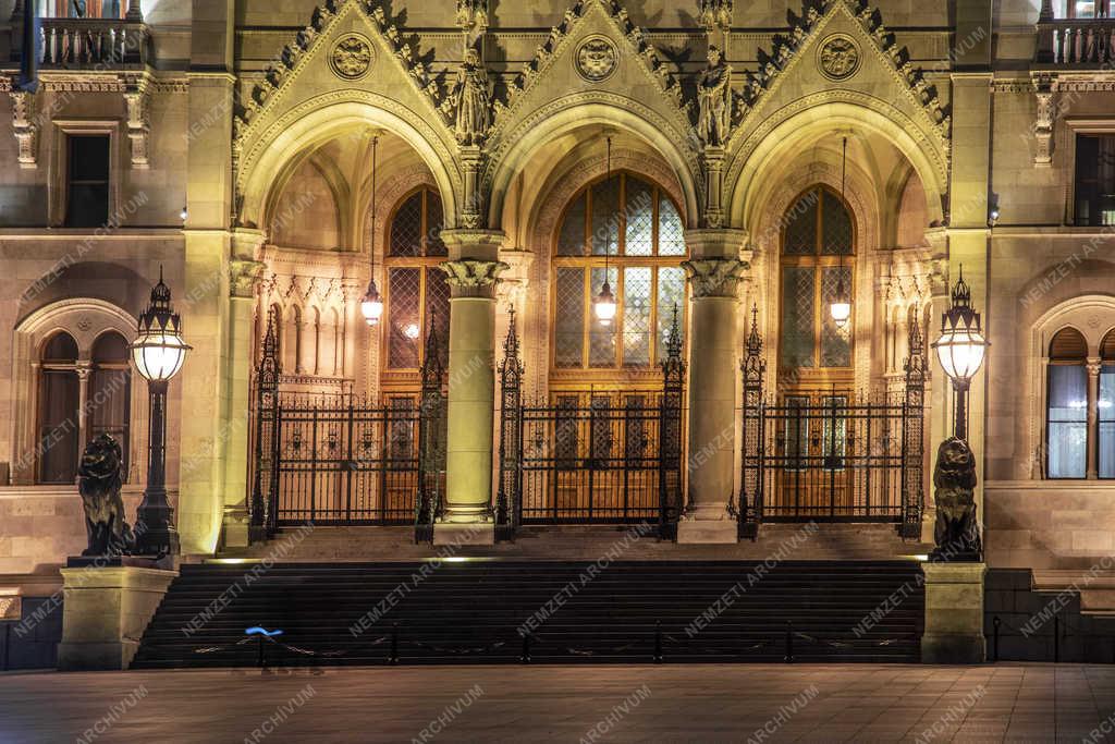 Városkép - Budapest - A Parlament esti kivilágításban