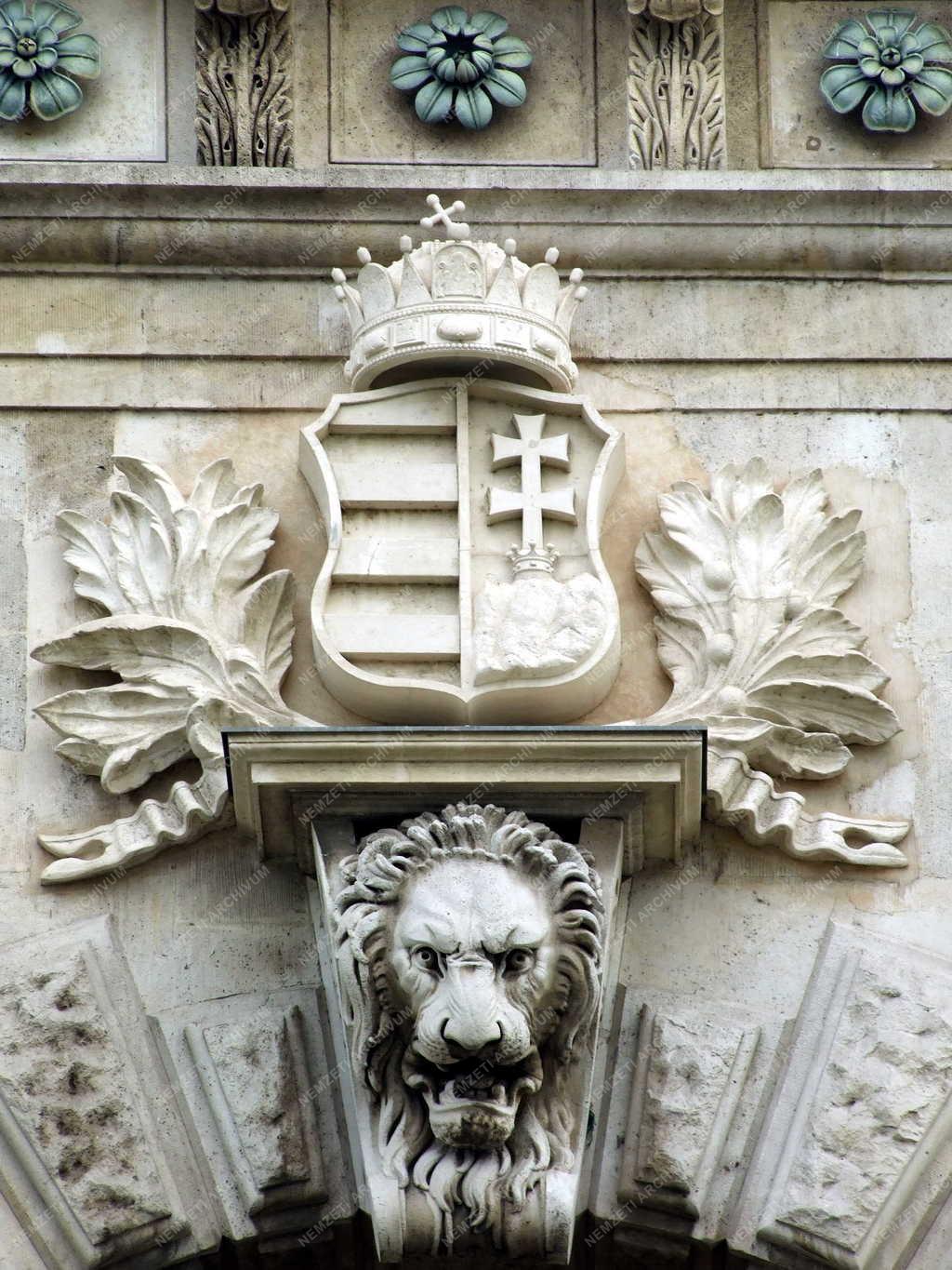 Műemlék - Budapest - A Lánchíd pilondíszei
