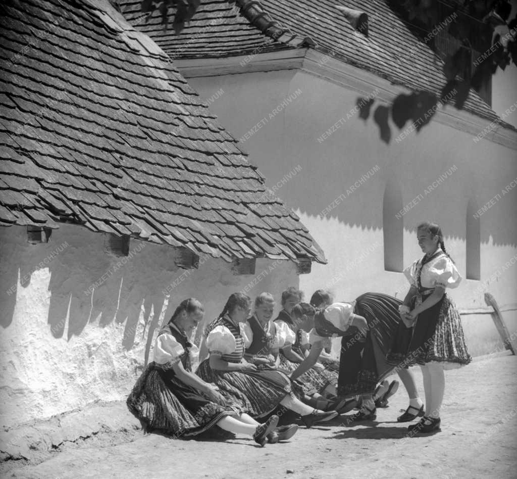 Folklór - Népviseletbe öltözött lányok