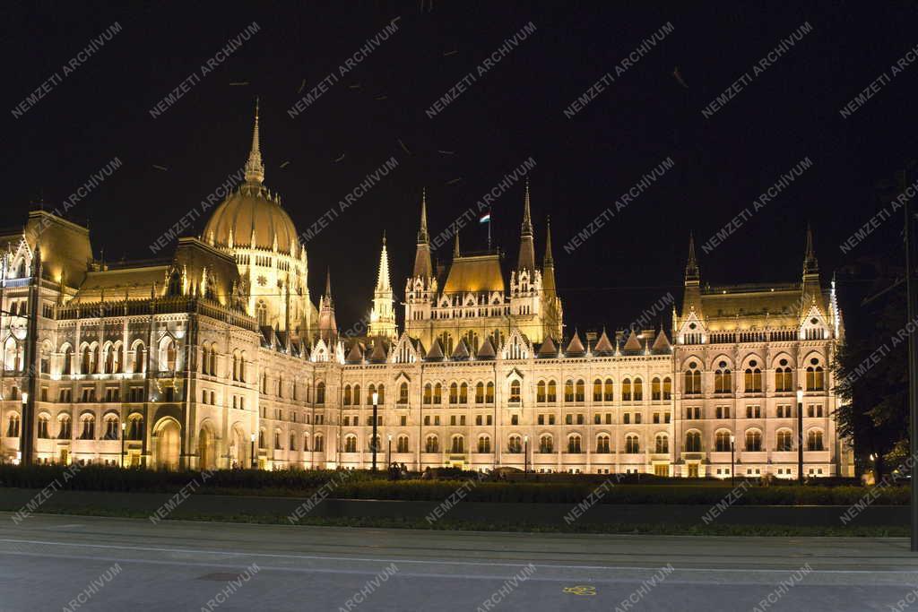 Épület - Budapest - Elkészült a Parlament díszkivilágítása