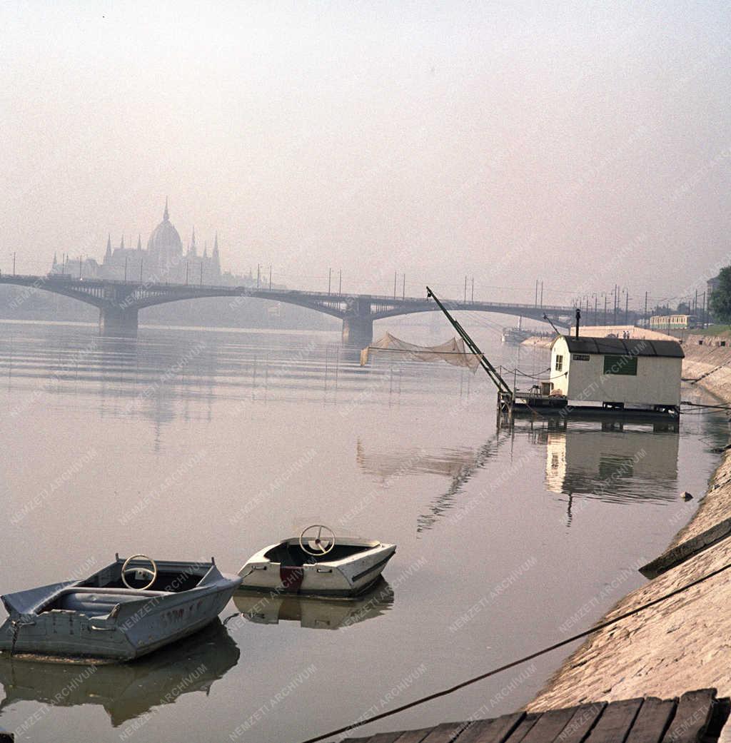 Városkép - Halászbárka a Dunán a Margit hídnál
