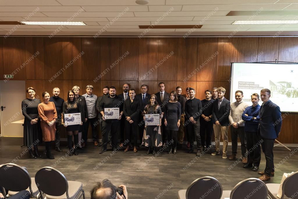 Átadták a kiskőrösi Petőfi Sándor Kulturális Központ építészeti tervpályázatának díjait