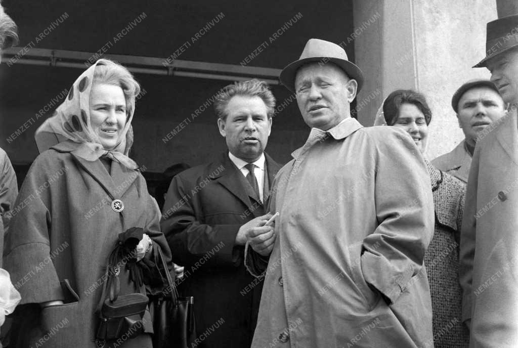 1-2, 9-18: Mihail Solohov Budapesten