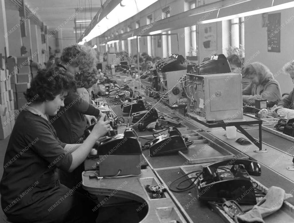 Ipar - A Budapesti Telefongyár Bugyi községi gyáregysége