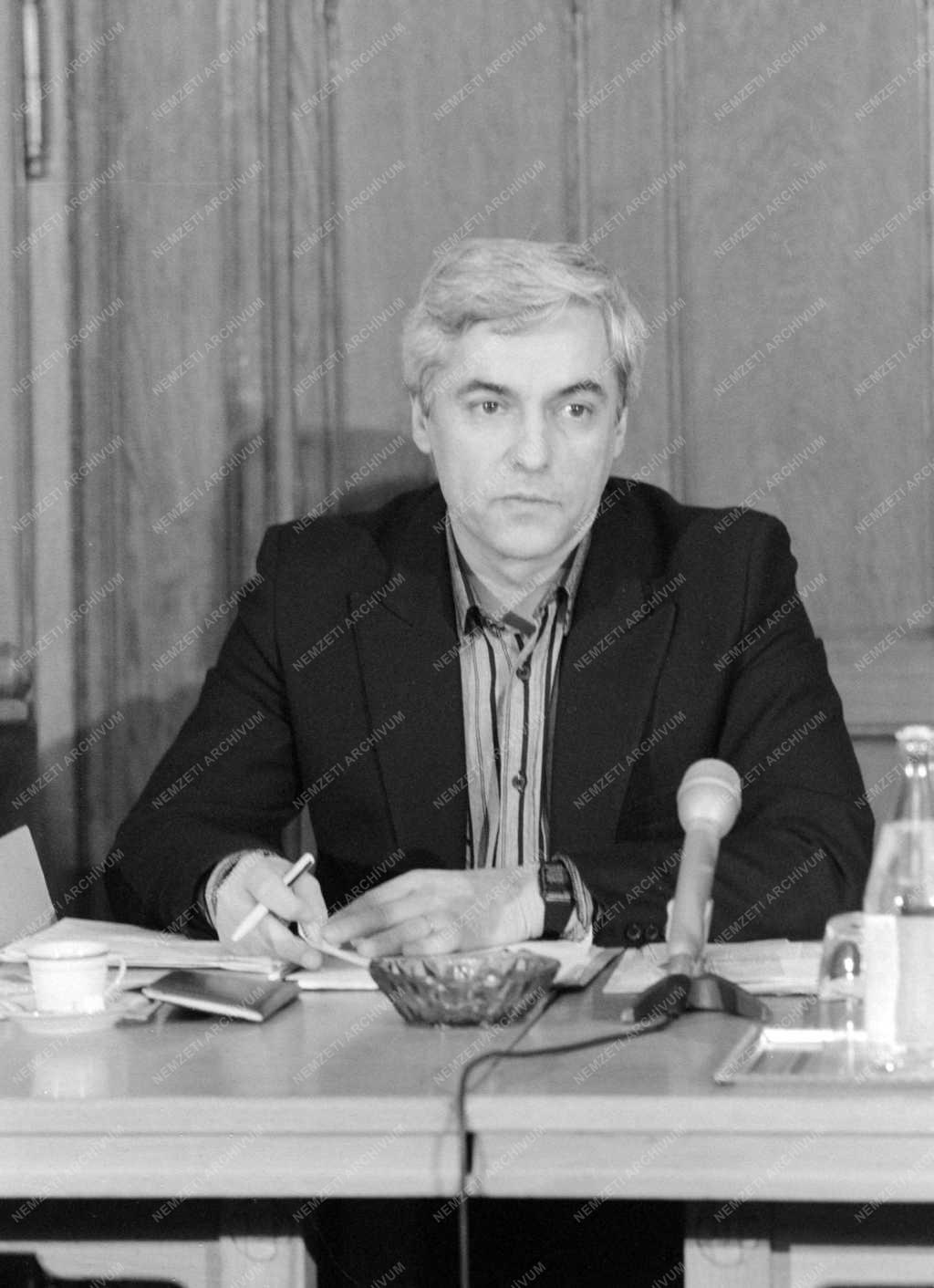 Belpolitika - Az ellenzéki képviselőcsoport ülése