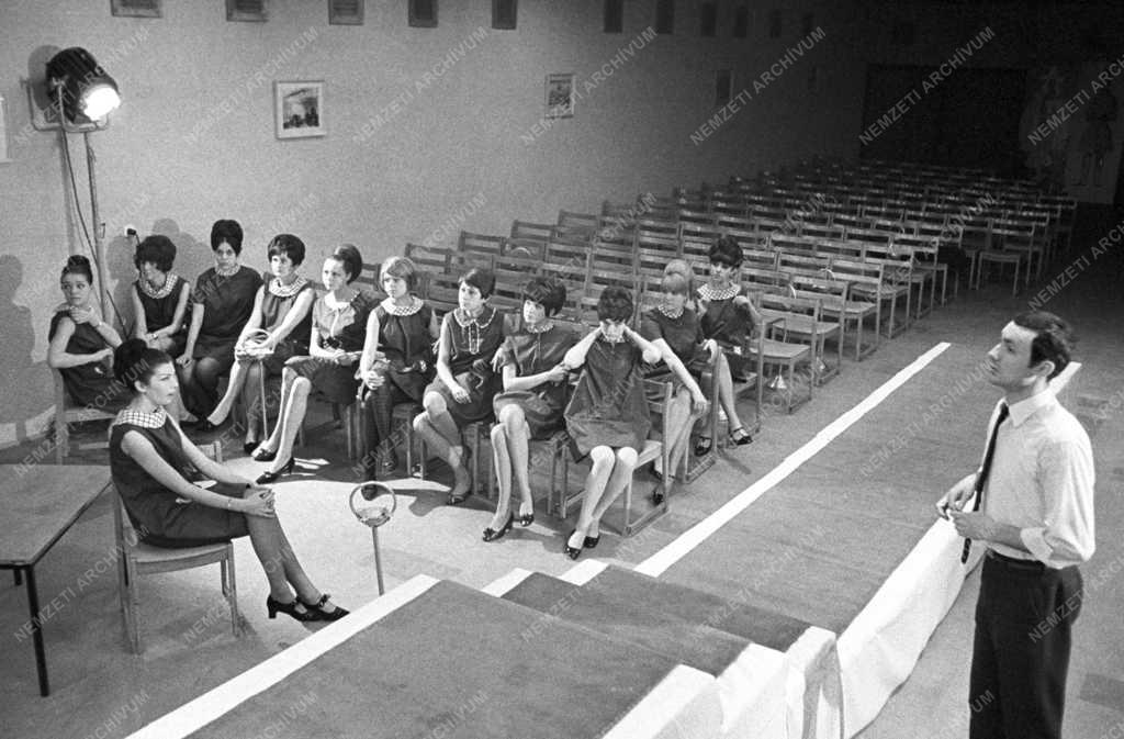 Kereskedelem - Divat - A Hungarotex manökeniskolája