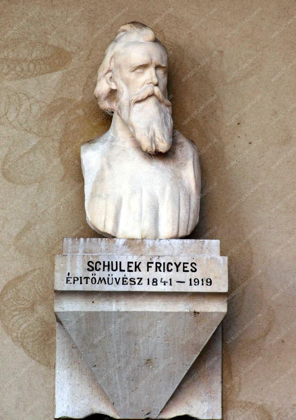  Emlékhely - Szeged - Schulek Frigyes szobra a Panteonban