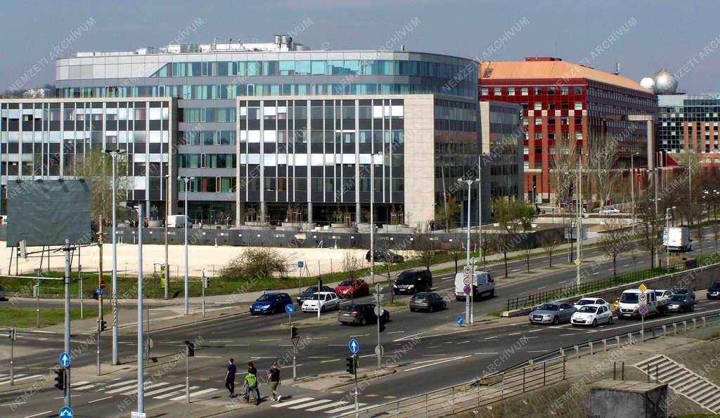  Épület - Budapest - High-tech kutatóbázis épült