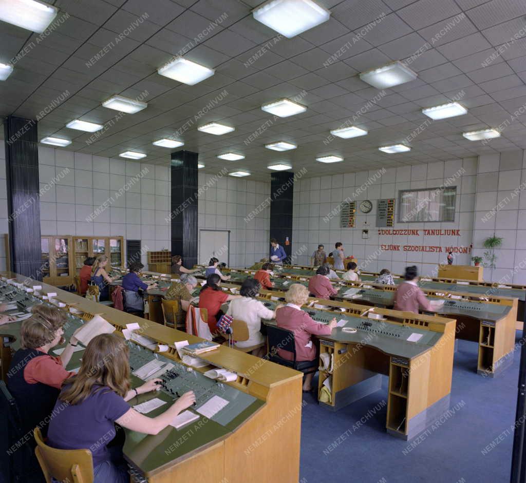 Távközlés - A nemzetközi telefonközpont kapcsolóterme.