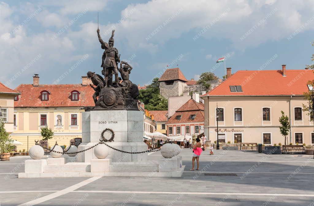 A Dobó István-szoborcsoport Egerben