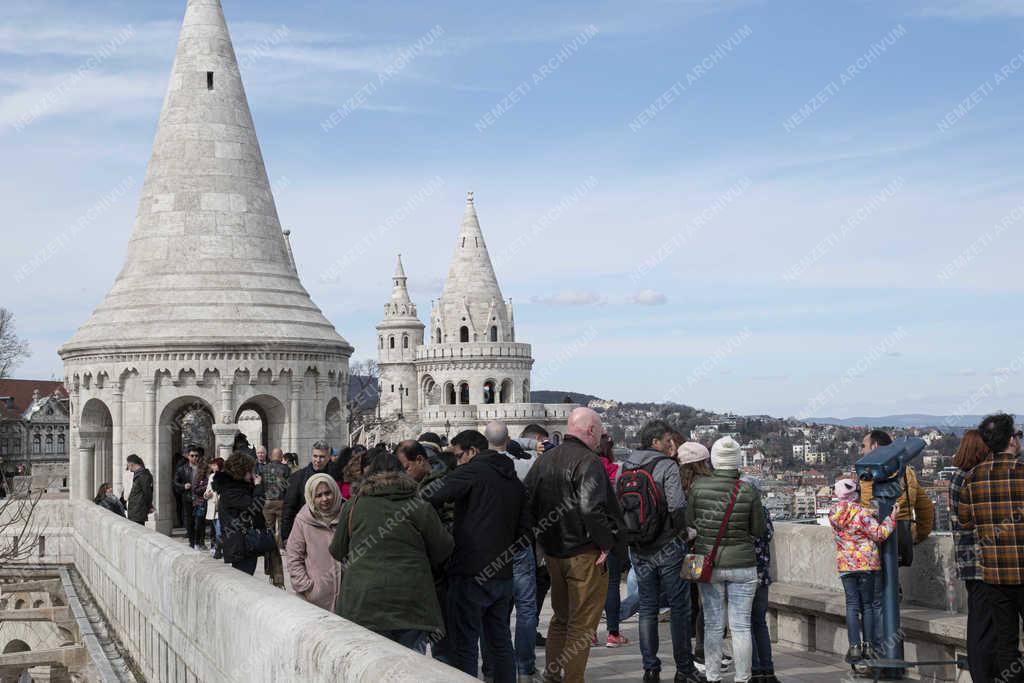 Idegenforgalom - Budapest - Turisták a Budai Várban