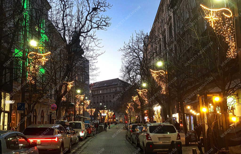 Városkép - Budapest - Kecskeméti utca díszkivilágításban