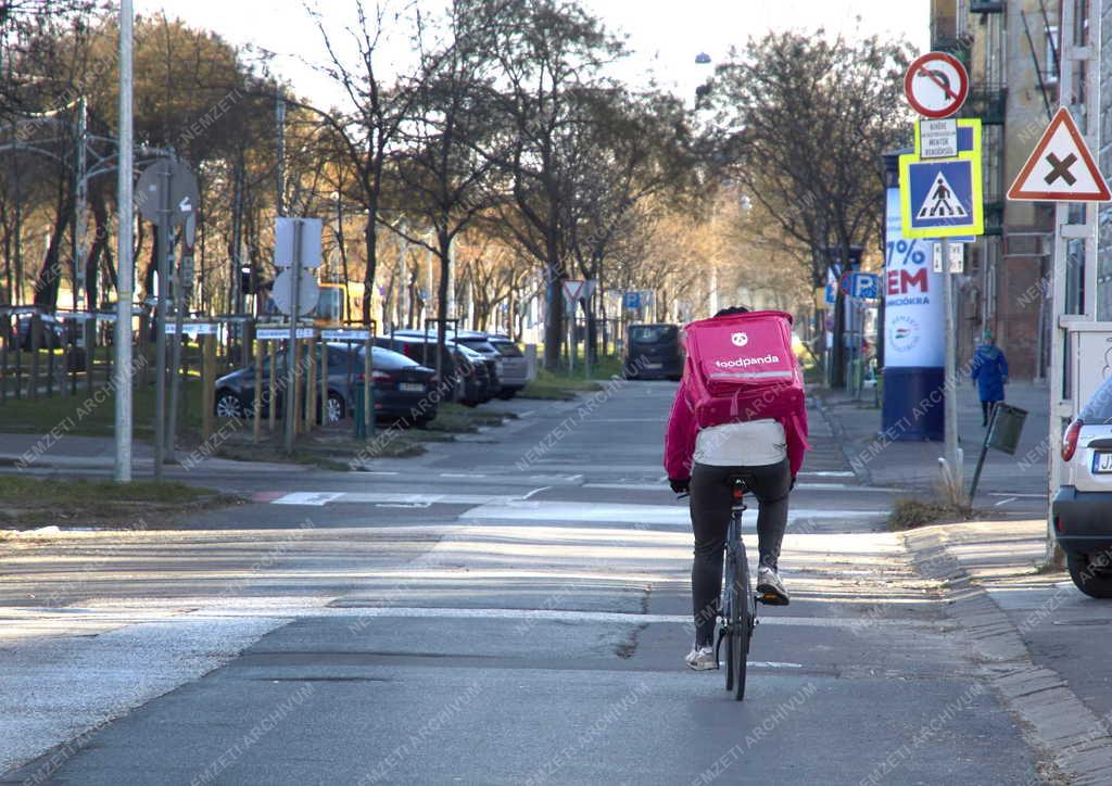 Szolgáltatás - Ételfutár a fővárosban