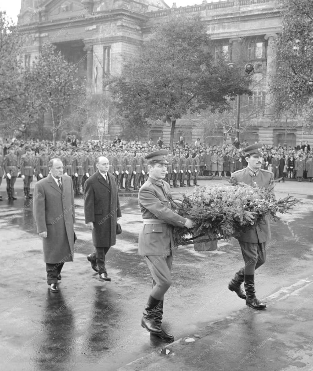 Belpolitika - Ünnep - Koszorúzás november 7-e tiszteletére