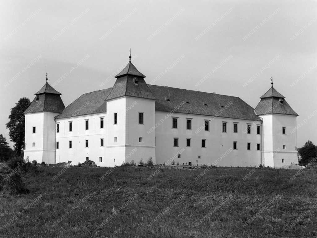 Városkép - Műemlék - Helyreállították az egervári várkastélyt 