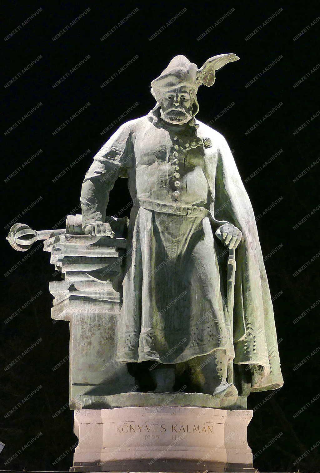 Városkép - Budapest - A Millenniumi emlékmű szobra esti megvilágításban