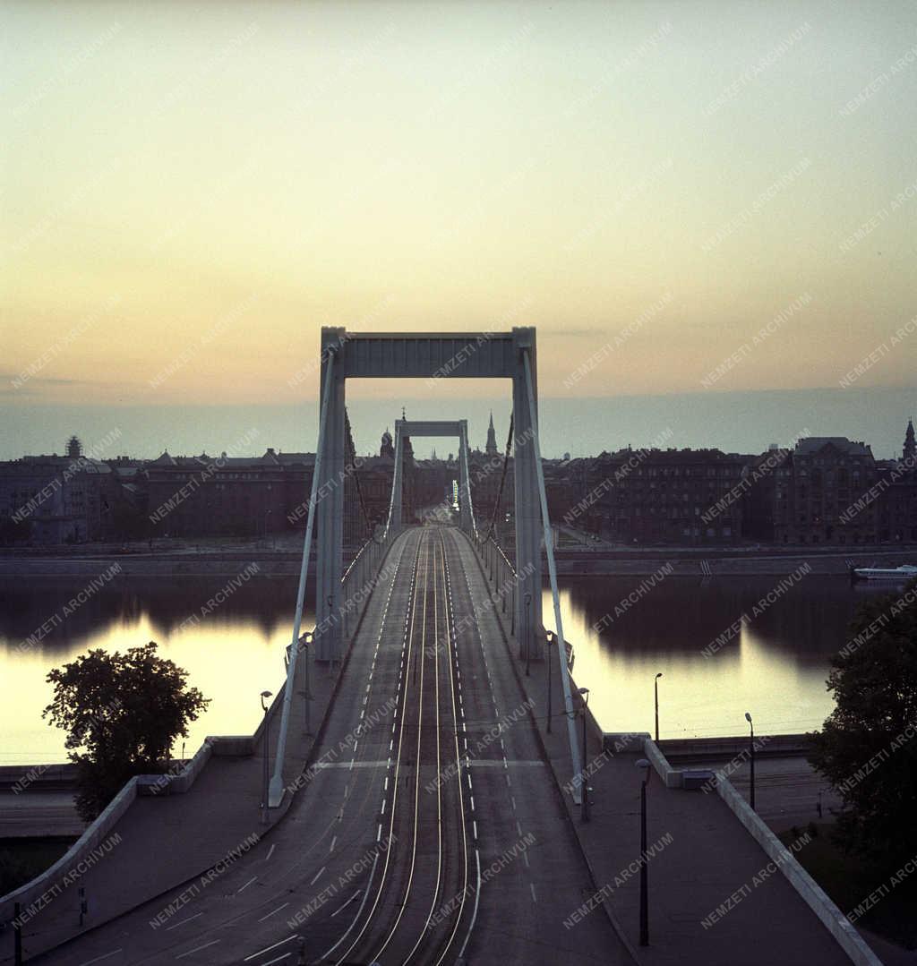 Városkép - Budapest - Erzsébet híd hajnalban