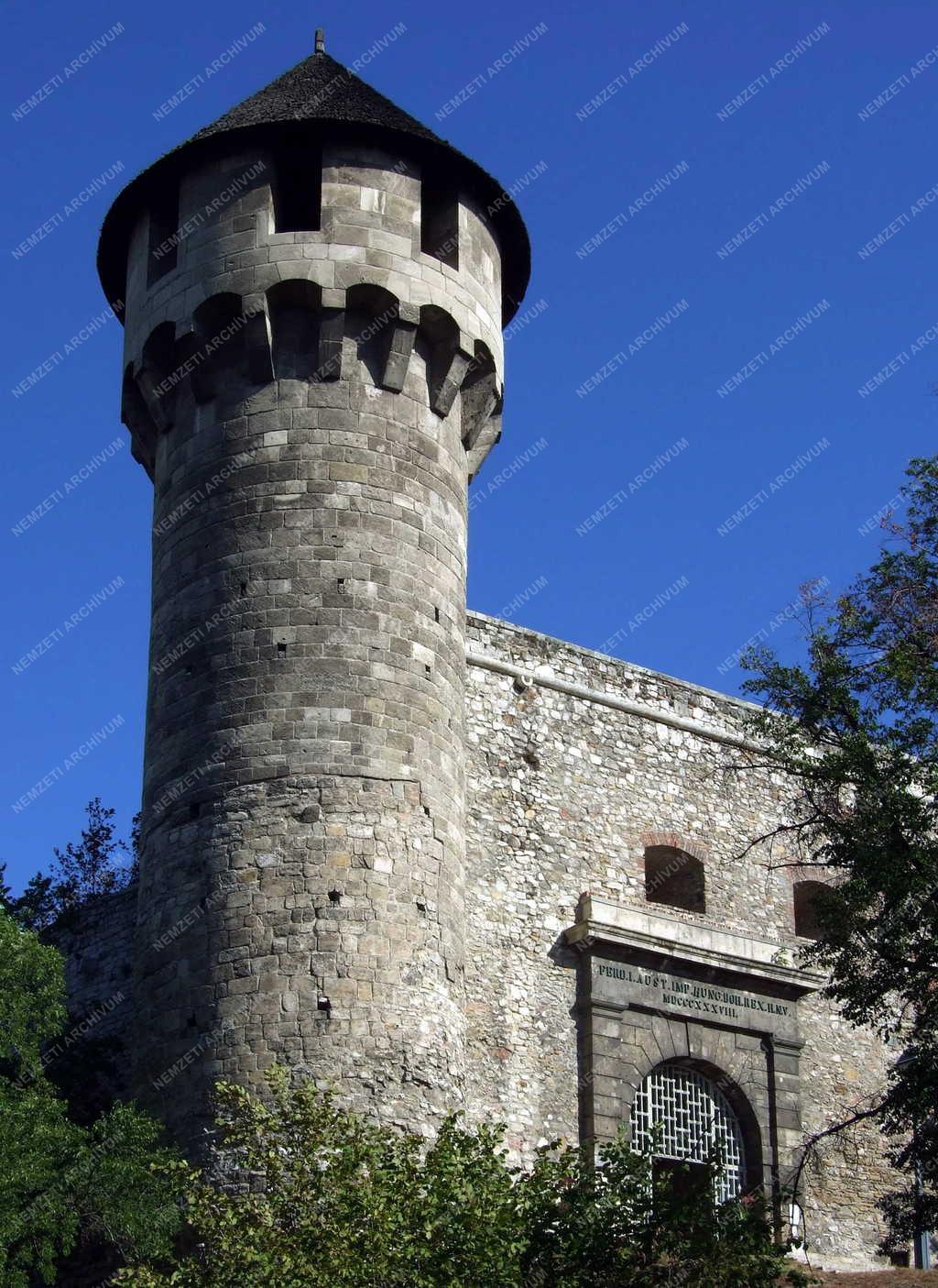 Műemlék - A Buzogány torony és a Budavári Palota déli kapuja