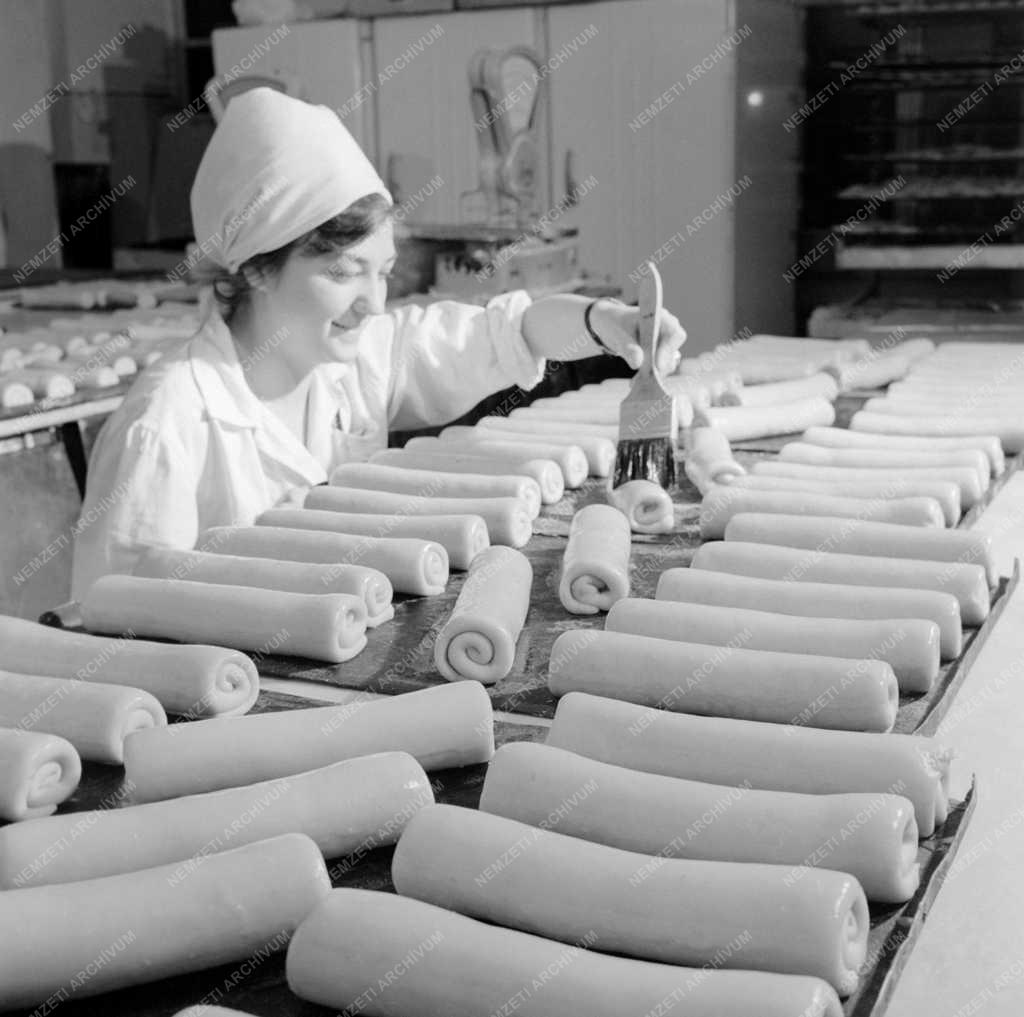 Élelmiszeripar - Pest-Budai Üzemi Vendéglátó Vállalat