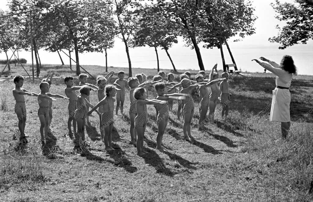 Nyaralás, vakáció - Balatonboglári SZOT gyermeküdültetés