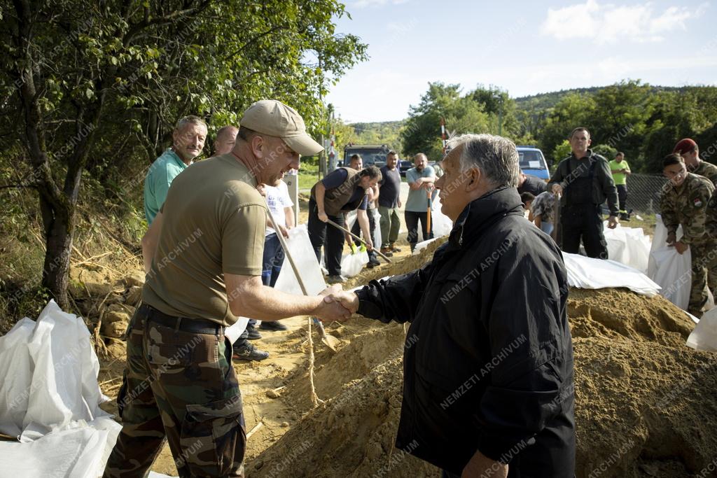 Árvíz - Orbán Viktor ellenőrzést tartott Neszmélyben és Komáromban