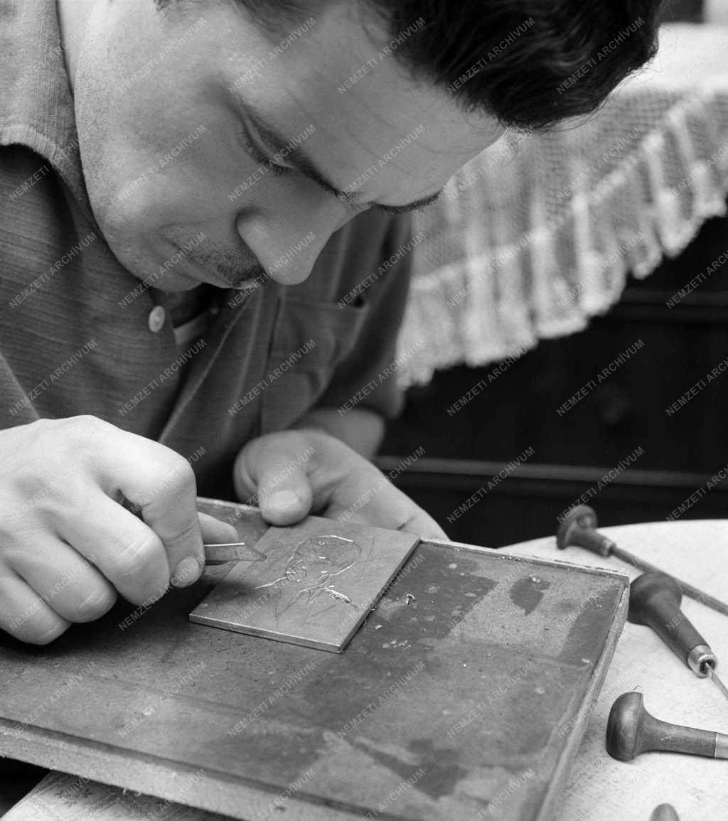 Kultúra - Ólommetszeket és ex librist készít Vágó János nyomdász