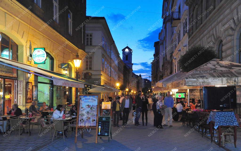 Vendéglátás - Budapest - Esti utcakép